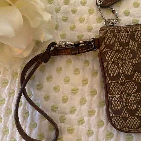 🌿Vintage Coach Wristlet🌿 - Picture 5 of 7